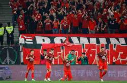 英雄联盟总决赛-足球联赛中的惊险一幕，球队们为胜利拼尽全力