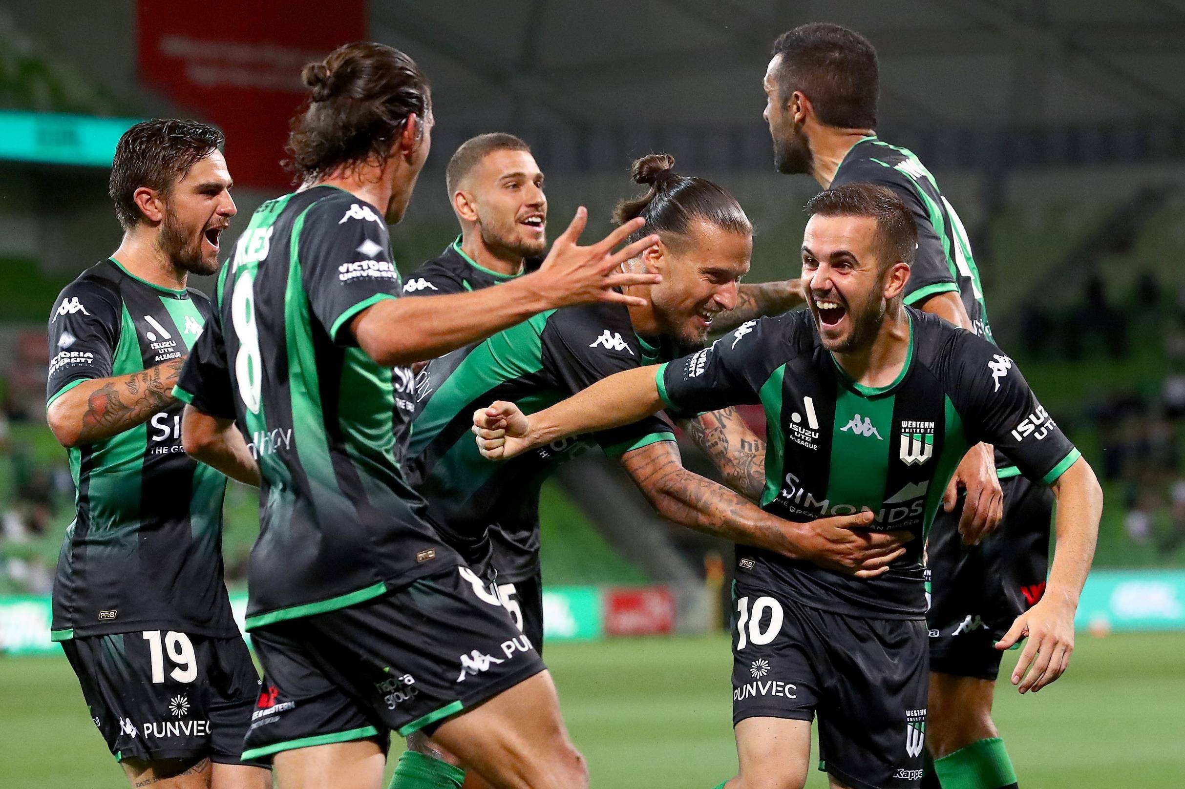 足球比赛即将开始：全队备战迎接重要挑战