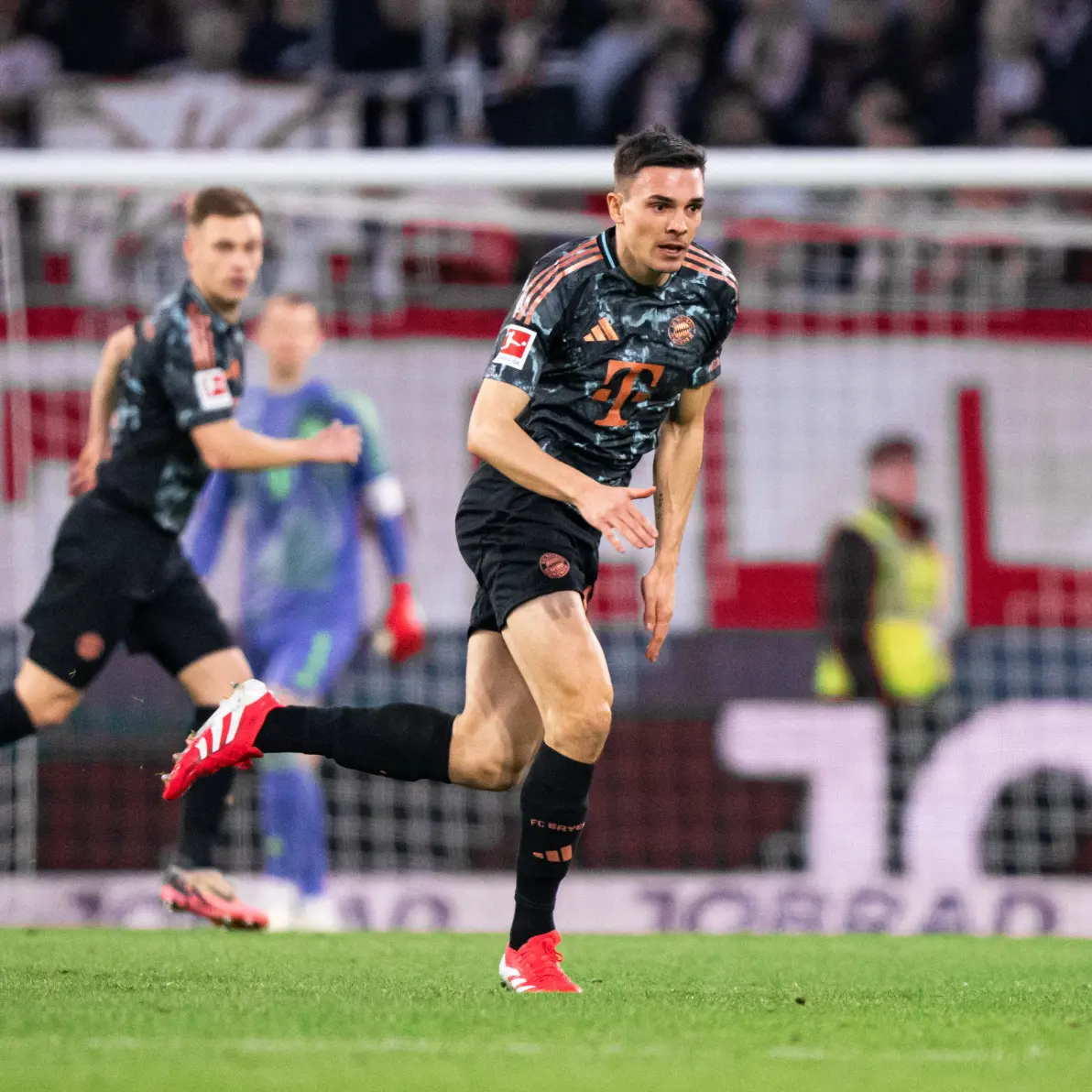 包含弗莱堡展现强大实力，锁定积分榜前十的词条