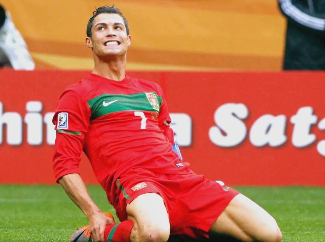 足球生涯成绩斐然，球星风采独具的简单介绍