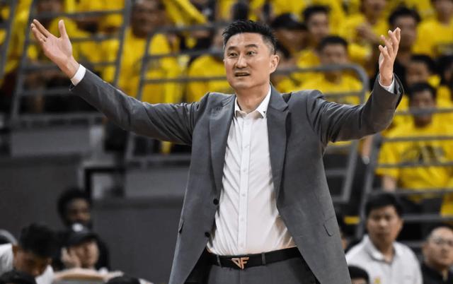 球队外援公开庆生照片，CBA球场气氛喜庆