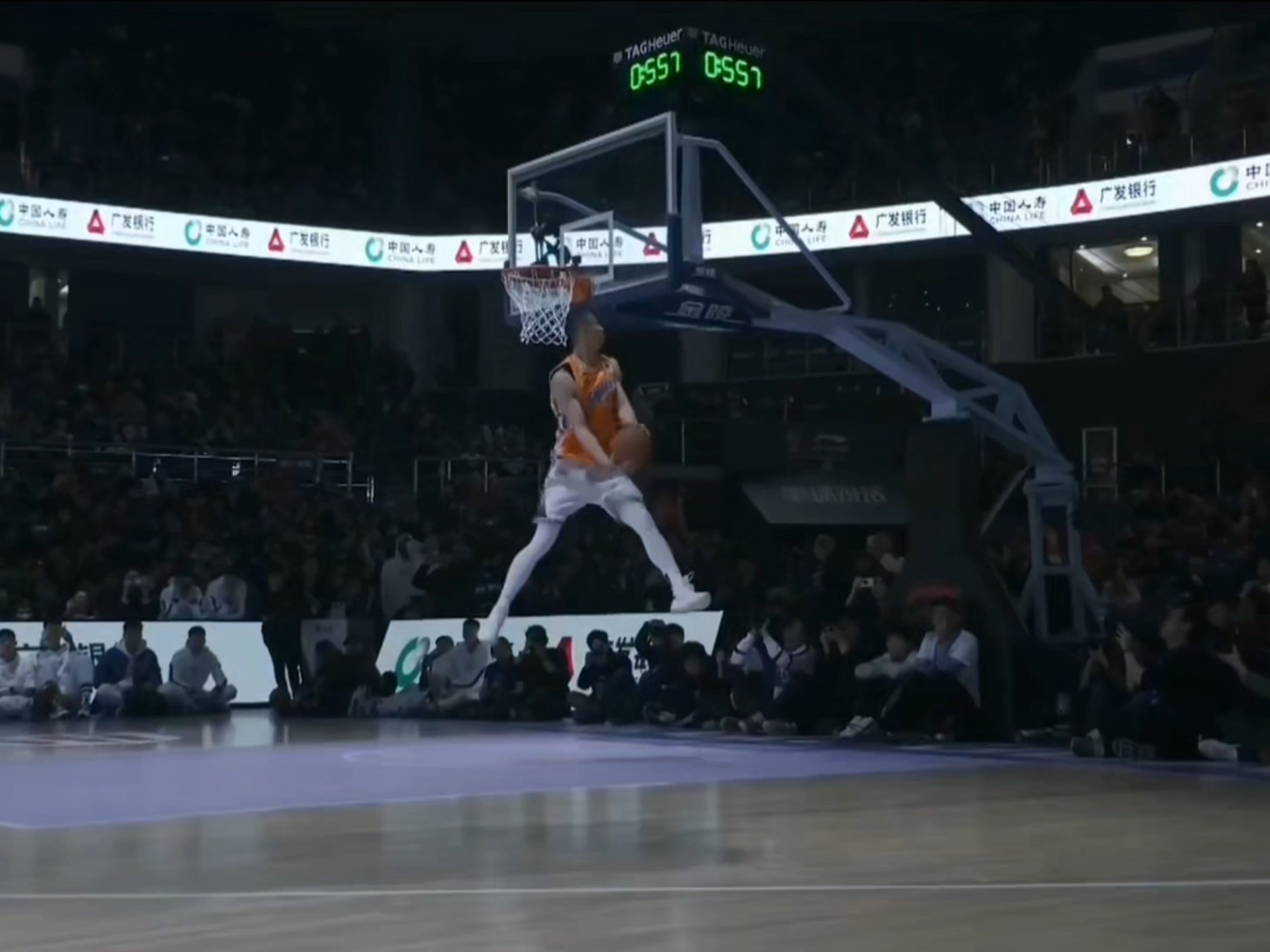 重磅篮球赛事中一幕令人瞩目的表演