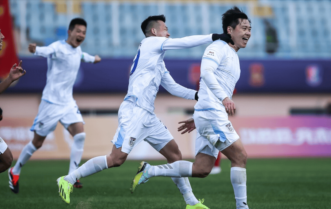 包含边路球员发挥出色，球队备战抗衡强队的词条