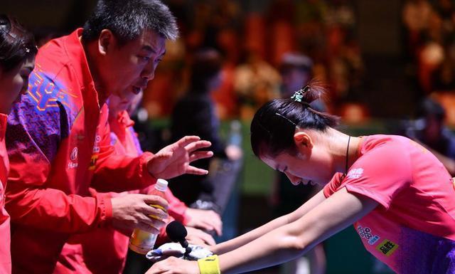 奥地利队碾压英格兰队，马龙扛起全队